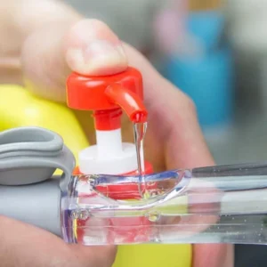 Escova de Limpeza 2 em 1 com Dispenser de Detergente – Praticidade, Economia e Eficiência em um Só Produto!